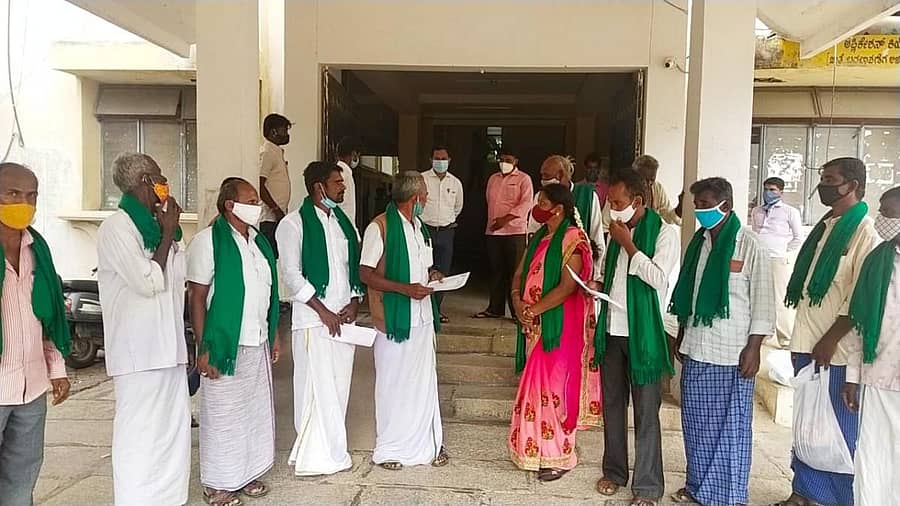 ಹಸಿರು ಸೇನೆ ತಾಲ್ಲೂಕು ಘಟಕದ ಪದಾಧಿಕಾರಿಗಳು ತಹಶೀಲ್ದಾರ್ ಕಚೇರಿ ಮುಂದೆ ಶುಕ್ರವಾರ ಪ್ರತಿಭಟಿಸಿದರು