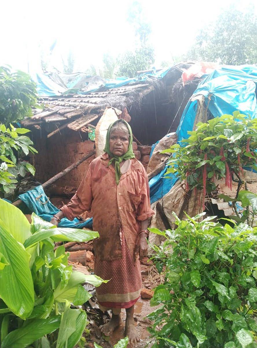 ಮೂಡಿಗೆರೆ ತಾಲ್ಲೂಕಿನ ಹೇಮಾವತಿನಗರ ಗ್ರಾಮದಲ್ಲಿ ಮಳೆಗೆ ಸಿಲುಕಿ ನಿಂಗಮ್ಮ ಎಂಬುವರ ಮನೆ ಕುಸಿದಿದೆ.