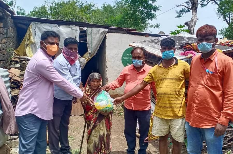 ಕಪ್ಪೆಕೇರಿ ಗ್ರಾಮದ ಜ್ಞಾನಾಬಾಯಿ ಅವರಿಗೆ ಅಧಿಕಾರಿಗಳು ಕಿಟ್ ವಿತರಿಸಿದರು