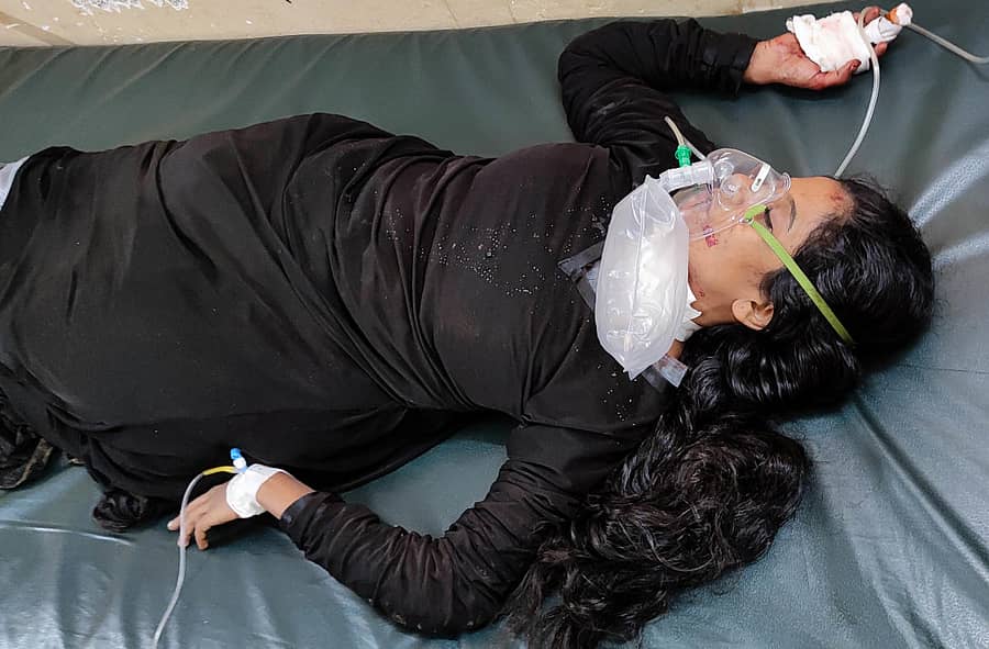 ಸವಣೂರ ಪಟ್ಟಣದ ಖಾದರಬಾಗ ಬಡಾವಣೆಯಲ್ಲಿ ಹಲ್ಲೆಗೆ ಒಳಗಾದ ಮಹಿಳೆ ಆಯಿಶಾ ಅವರು ತಾಲ್ಲೂಕು ಸಾರ್ವಜನಿಕ ಆಸ್ಪತ್ರೆಯಲ್ಲಿ ಚಿಕಿತ್ಸೆ ಪಡೆಯುತ್ತಿದ್ದಾರೆ