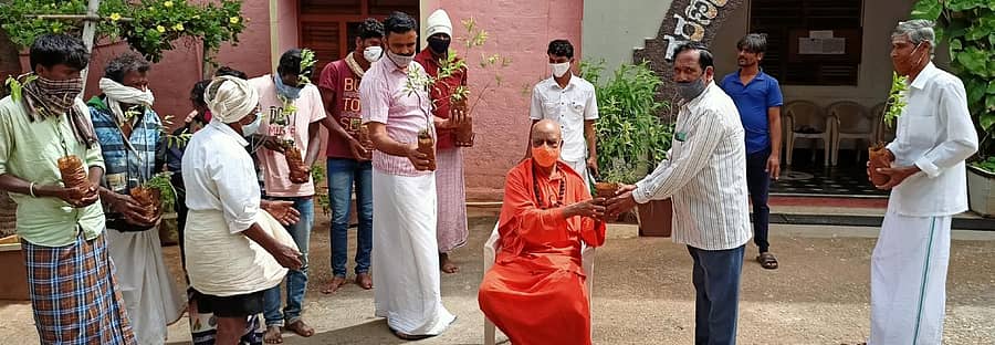 ಹೊಸದುರ್ಗ ತಾಲ್ಲೂಕಿನ ಸಾಣೇಹಳ್ಳಿ ತರಳಬಾಳು ಶಾಖಾ ಮಠದ ಪಂಡಿತಾರಾಧ್ಯ ಶಿವಾಚಾರ್ಯ ಸ್ವಾಮೀಜಿ ಶುಕ್ರವಾರ ಗ್ರಾಮಸ್ಥರಿಗೆ ಮನೆಗೊಂದರಂತೆ ಶ್ರೀಗಂಧದ ಸಸಿ ನೀಡಿದರು