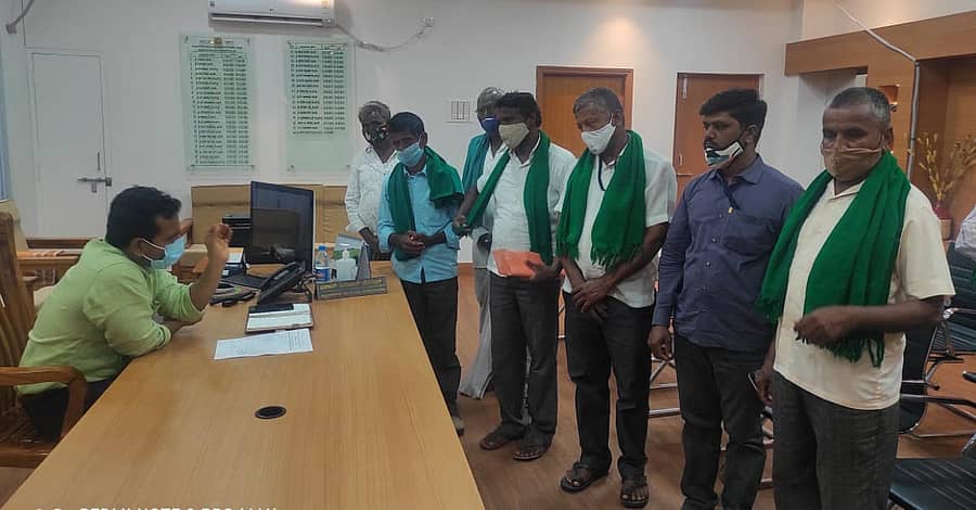 ಕೊಪ್ಪಳದಲ್ಲಿ ಬೆಳೆ ವಿಮೆ ಹಣ ಜಮಾ ಮಾಡುವಂತೆ ಒತ್ತಾಯಿಸಿ ರೈತ ಸಂಘದ ಪದಾಧಿಕಾರಿಗಳು ಮನವಿ ಸಲ್ಲಿಸಿದರು