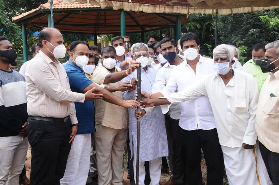 ಕಾಮಗಾರಿಗೆ ಸಹಕಾರ ಸಚಿವ ಎಸ್.ಟಿ.ಸೋಮಶೇಖರ್ ಭೂಮಿ ಪೂಜೆ ನೆರವೇರಿಸಿದರು. ಸ್ಥಳೀಯ ಮುಖಂಡರು ಇದ್ದಾರೆ.