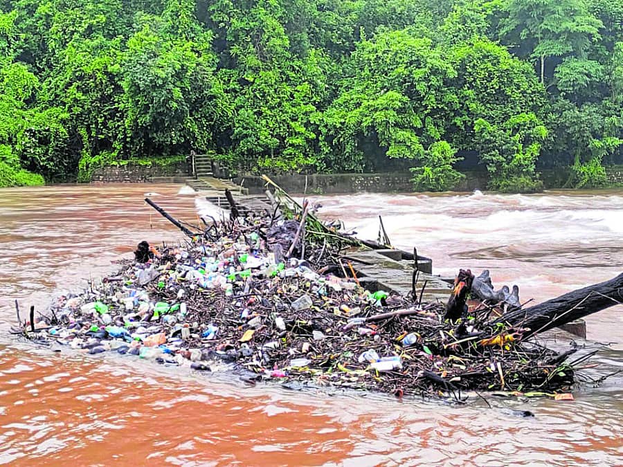 ಕಿಂಡಿ ಅಣೆಕಟ್ಟೆಯಲ್ಲಿ ಸಿಲುಕಿರುವ ತ್ಯಾಜ್ಯದ ರಾಶಿ