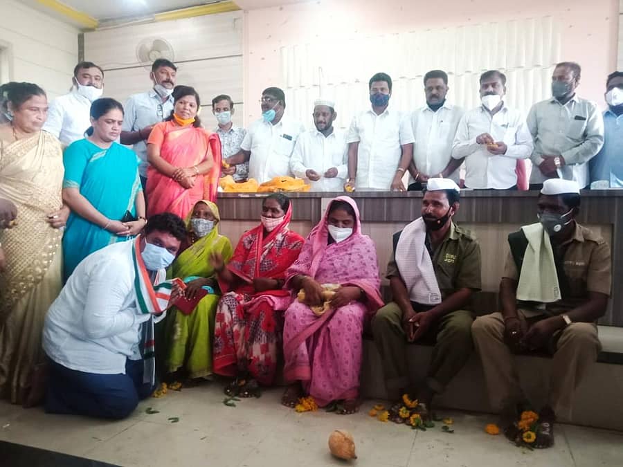 ಅಥಣಿಯಲ್ಲಿ ಬ್ಲಾಕ್‌ ಕಾಂಗ್ರೆಸ್‌ ಮುಖಂಡರು ಪುರಸಭೆ ಪೌರಕಾರ್ಮಿಕರ ಪಾದ ಪೂಜಿಸಿ ಪಕ್ಷದ ಮುಖಂಡ ರಾಹುಲ್‌ ಗಾಂಧಿ ಜನ್ಮ ದಿನ ಆಚರಿಸಿದರು