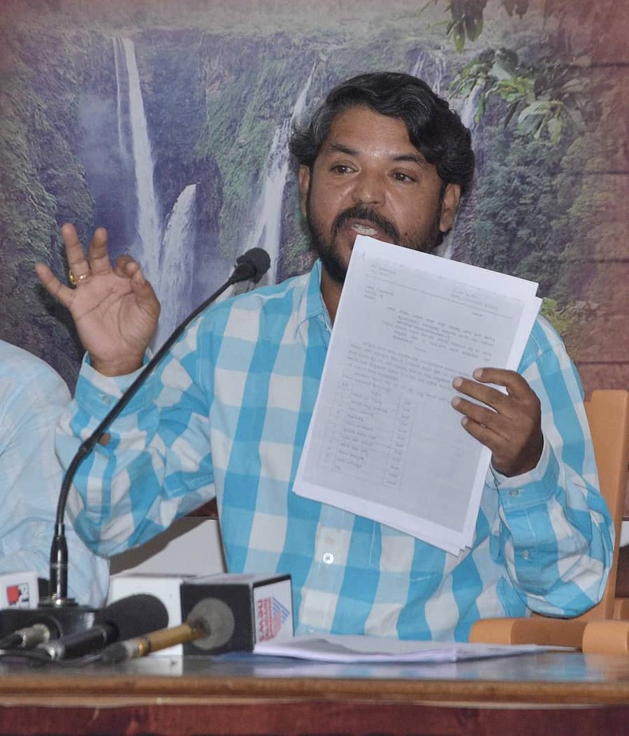 ವಿಶೇಷ ಕ್ರೀಡಾ ತರಬೇತಿ ಕೇಂದ್ರಕ್ಕೆ ಆಯನೂರು ಬಳಿ ಮಂಜೂರಾದ ಭೂಮಿಯ ದಾಖಲೆಗಳನ್ನು ಸಹ್ಯಾದ್ರಿ ಕಾಲೇಜು ಹಳೇ ವಿದ್ಯಾರ್ಥಿಗಳ ಸಂಘದ ಅಧ್ಯಕ್ಷ ಎಂ.ಗುರುಮೂರ್ತಿ ಶನಿವಾರ ಬಿಡುಗಡೆ ಮಾಡಿದರು.