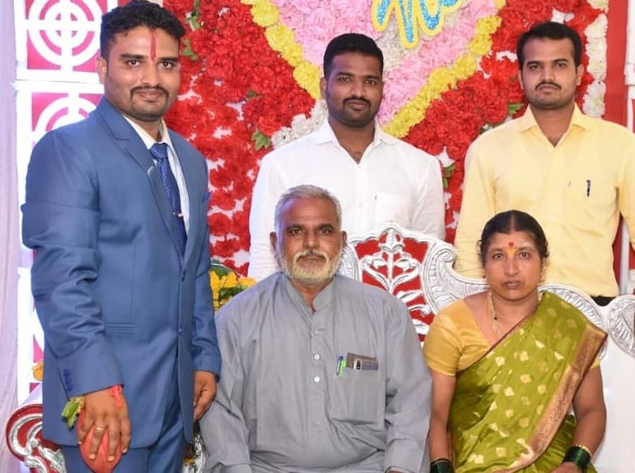 ಮೂಡಲಗಿಯ ಪರಪ್ಪ ಮುನ್ಯಾಳ ಅವರು ಪತ್ನಿ, ಮೂವರು ಪುತ್ರರಾದ ಸುನೀಲ, ಸಚಿನ, ಡಾ.ಸಂಜು ಜೊತೆ