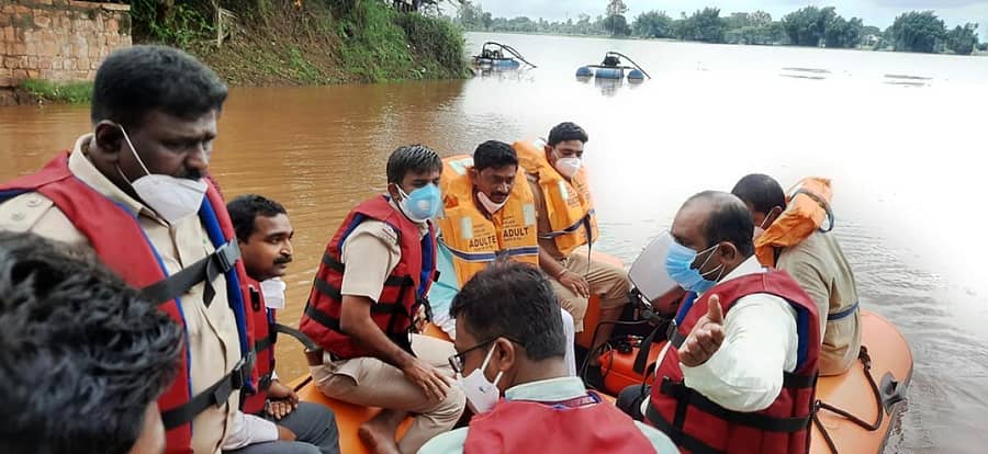 ಜಮಖಂಡಿ ತಾಲ್ಲೂಕಿನ ಮುತ್ತೂರ ಗ್ರಾಮದ ಕೃಷ್ಣಾ ನದಿತೀರದಲ್ಲಿ ಅಗ್ನಿಶಾಮಕ ಇಲಾಖೆ ಸಿಬ್ಬಂದಿ ರಕ್ಷಣಾ ಕಾರ್ಯಾಚರಣೆಯ ಅಣುಕು ಪ್ರದರ್ಶನ ನಡೆಸಿದರು
