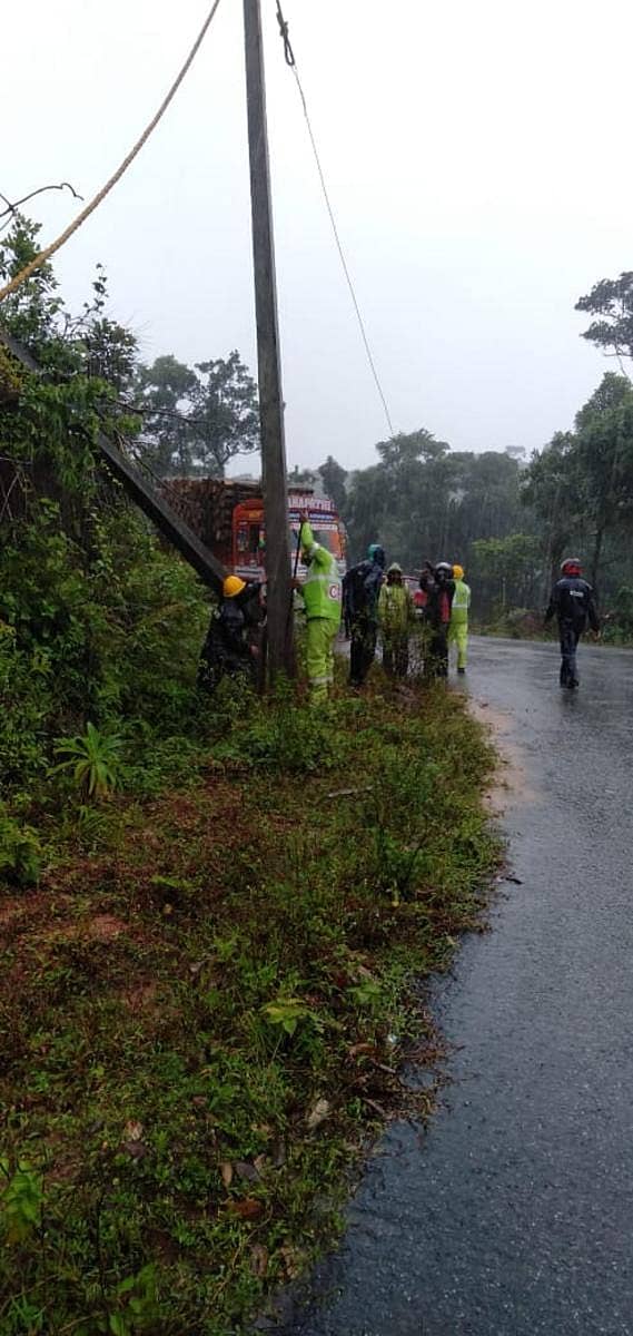 ಹೆತ್ತೂರಿನಲ್ಲಿ ವಿದ್ಯುತ್ ಕಂಬಗಳ ದುರಸ್ತಿ ಕಾರ್ಯದಲ್ಲಿ ತೊಡಗಿರುವ ಸೆಸ್ಕ್ ಸಿಬ್ಬಂದಿ