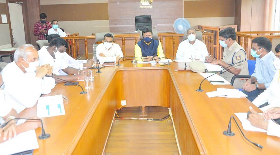 ಕೊಪ್ಪಳದ ಜಿಲ್ಲಾಧಿಕಾರಿ ಕಚೇರಿ ಸಭಾಂಗಣದಲ್ಲಿ ಶನಿವಾರ ನಡೆದ ಪ್ರಗತಿ ಪರಿಶೀಲನಾ ಸಭೆಯಲ್ಲಿ ಜಿಲ್ಲಾ ಉಸ್ತುವಾರಿ ಸಚಿವ ಬಿ.ಸಿ.ಪಾಟೀಲ ಮಾತನಾಡಿದರು