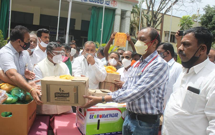 ಕೇಂದ್ರದ ಮಾಜಿ ಸಚಿವ ಕೆ.ಎಚ್.ಮುನಿಯಪ್ಪ ಕೋಲಾರದ ಎಸ್ಎನ್ಆರ್ ಜಿಲ್ಲಾ ಆಸ್ಪತ್ರೆಯ ರೋಗಿಗಳಿಗಾಗಿ ಕಾಂಗ್ರೆಸ್ ವತಿಯಿಂದ ಶನಿವಾರ ವೈದ್ಯಕೀಯ ಪರಿಕರ ಮತ್ತು ಹಣ್ಣು ಹಂಪಲು ವಿತರಿಸಿದರು