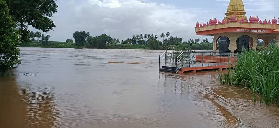 ಚಿಕ್ಕೋಡಿ ತಾಲ್ಲೂಕಿನ ಕಲ್ಲೋಳ ಬಳಿಯ ದತ್ತ ಮಂದಿರ ಕೃಷ್ಣಾ ನದಿ ನೀರಿನಿಂದ ಆವೃತಗೊಂಡಿದೆ
