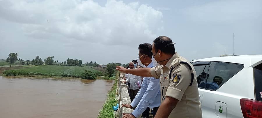 ಬೆಳಗಾವಿ ಜಿಲ್ಲಾಧಿಕಾರಿ ಎಂ.ಜಿ. ಹಿರೇಮಠ ಹಾಗೂ ಎಸ್ಪಿ ಲಕ್ಷ್ಮಣ ನಿಂಬರಗಿ ಚಿಕ್ಕೋಡಿ ತಾಲ್ಲೂಕಿನ ಮಾಂಜರಿ ಸಮೀಪದ ಸೇತುವೆ ಬಳಿ ಕೃಷ್ಣಾ ನದಿಯ ಹರಿವನ್ನು ಭಾನುವಾರ ವೀಕ್ಷಿಸಿದರು