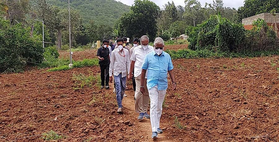 ಪುರಾಣಿ ಪೋಡಿನ ಸೋಲಿಗರನ್ನು ಲಸಿಕೆ ಹಾಕಿಸಿಕೊಳ್ಳಲು ಮನವೊಲಿಸುವುದಕ್ಕಾಗಿ ಶಾಸಕ ಎನ್‌.ಮಹೇಶ್‌, ಜಿಲ್ಲಾ ಉಸ್ತುವಾರಿ ಸಚಿವ ಎಸ್.ಸುರೇಶ್‌ ಕುಮಾರ್‌ ಅವರು ಸೋಲಿಗರ ಮನೆಗಳತ್ತ ಹೆಜ್ಜೆ ಹಾಕಬೇಕಾಯಿತು