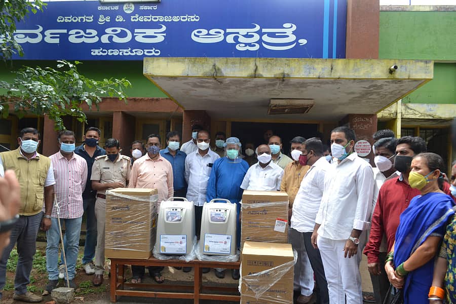 ಹರ್ಬಲ್ ಲೈಫ್ ಸಂಸ್ಥೆಯಿಂದ ನೀಡಲಾದ 5 ಲಿಕ್ವಿಡ್ ಆಕ್ಸಿಜನ್ ಯಂತ್ರಗಳನ್ನು ಹುಣಸೂರು ನಗರದ ಸಾರ್ವಜನಿಕ ಆಸ್ಪತ್ರೆಗೆ ಅಡಗೂರು ಎಚ್.ವಿಶ್ವನಾಥ್ ಅವರು ಆಸ್ಪತ್ರೆ ಆಡಳಿತಾಧಿಕಾರಿ ಡಾ.ಸರ್ವೇಶ್ ರಾಜೇ ಅರಸು ಅವರಿಗೆ ಹಸ್ತಾಂತರಿಸಿದರು