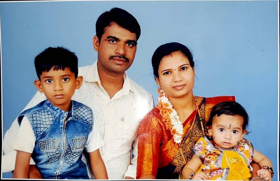 ಡಂಬಳ ಹೋಬಳಿ ದಿಂಡೂರ ಗ್ರಾಮದ ನೀಲಪ್ಪ ಲಮಾಣಿ (36) ಅವರು ಯಕ್ಲಾಸಪೂರ ಗ್ರಾಮದ ಸರ್ಕಾರಿ ಹಿರಿಯ ಪ್ರಾಥಮಿಕ ಶಾಲೆಯಲ್ಲಿ ಸಹಶಿಕ್ಷಕರಾಗಿ ಸೇವೆ ಸಲ್ಲಿಸುತ್ತಿದ್ದರು. ಈಚೆಗೆ ಕೋವಿಡ್ನಿಂದ ಮೃತಪಟ್ಟಿದ್ದು ತಮ್ಮ ಕುಟುಂಬದವರೊಂದಿಗಿರುವ ಚಿತ್ರಣ