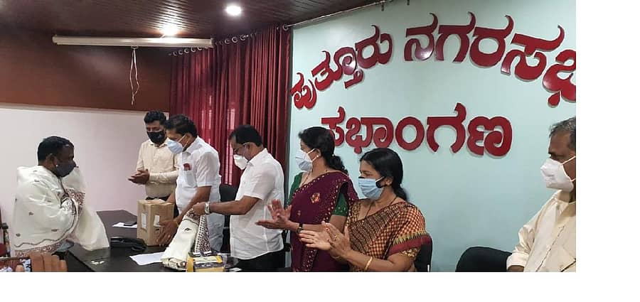 ಪುತ್ತೂರು ನಗರಸಭೆ ಕಚೇರಿಯ ಹೊರಗುತ್ತಿಗೆ ನೌಕರರಿಗೆ ಶಾಸಕ ಸಂಜೀವ ಮಠಂದೂರು ಆಹಾರ ಕಿಟ್ ವಿತರಿಸಿದರು.