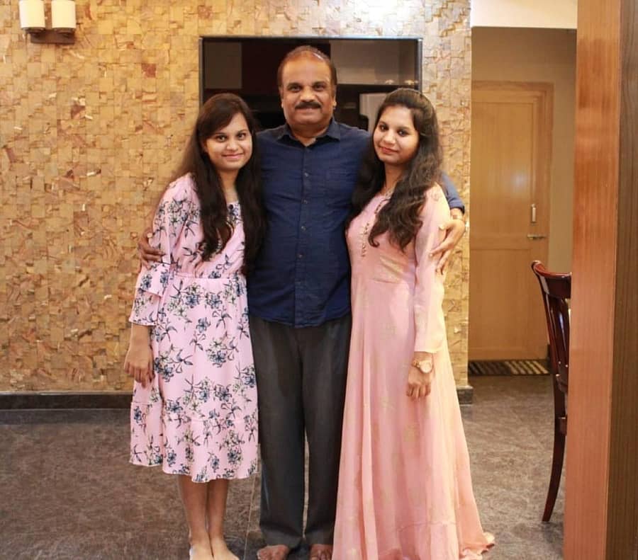 ತಂದೆ ಮಂಜುನಾಥ್ ಜೊತೆಗೆ ಪುತ್ರಿಯರಾದ ಶಿವಾಲಿ ಹಾಗೂ ಸೋನಾಲಿ.