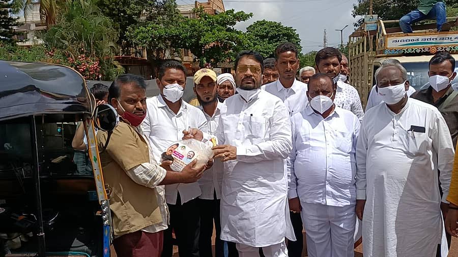 ಹುಮನಾಬಾದ್ ಪಟ್ಟಣದಲ್ಲಿ ಶಾಸಕ ರಾಜಶೇಖರ ಪಾಟೀಲ ಆಟೊ ಚಾಲಕರಿಗೆ ದಿನಸಿ ಪದಾರ್ಥಗಳ ಕಿಟ್ ವಿತರಣೆ ಮಾಡಿದರು