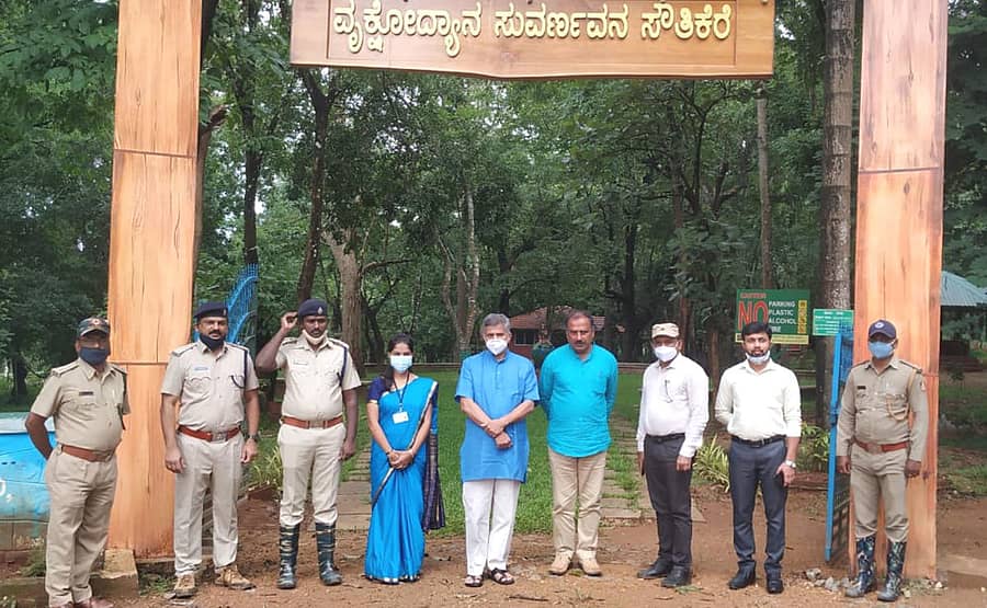 ನರಸಿಂಹರಾಜಪುರ ತಾಲ್ಲೂಕು ಸೌತಿಕೆರೆ ಗ್ರಾಮದಲ್ಲಿರುವ ಸುವರ್ಣವನಕ್ಕೆ ಕರ್ನಾಟಕ ಜೀವವೈವಿಧ್ಯ ಮಂಡಳಿಯ ಅಧ್ಯಕ್ಷ ಅನಂತ ಹೆಗಡೆ ಅಶೀಸರ ಶನಿವಾರ ಭೇಟಿ ನೀಡಿ ಪರಿಶೀಲಿಸಿದರು.