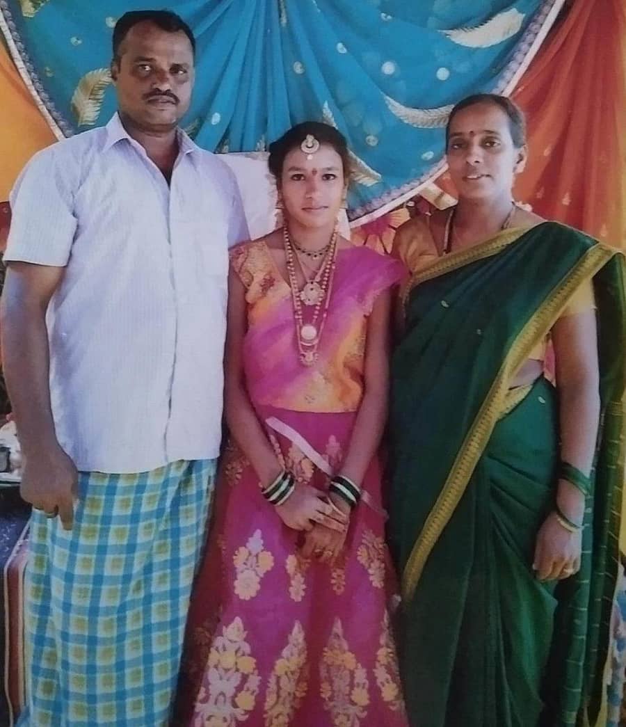 ಅಪ್ಪ–ಅಮ್ಮನೊಂದಿಗೆ ವಿದ್ಯಾರ್ಥಿನಿ ಶಾಂಭವಿ (ಸಂಗ್ರಹ ಚಿತ್ರ)