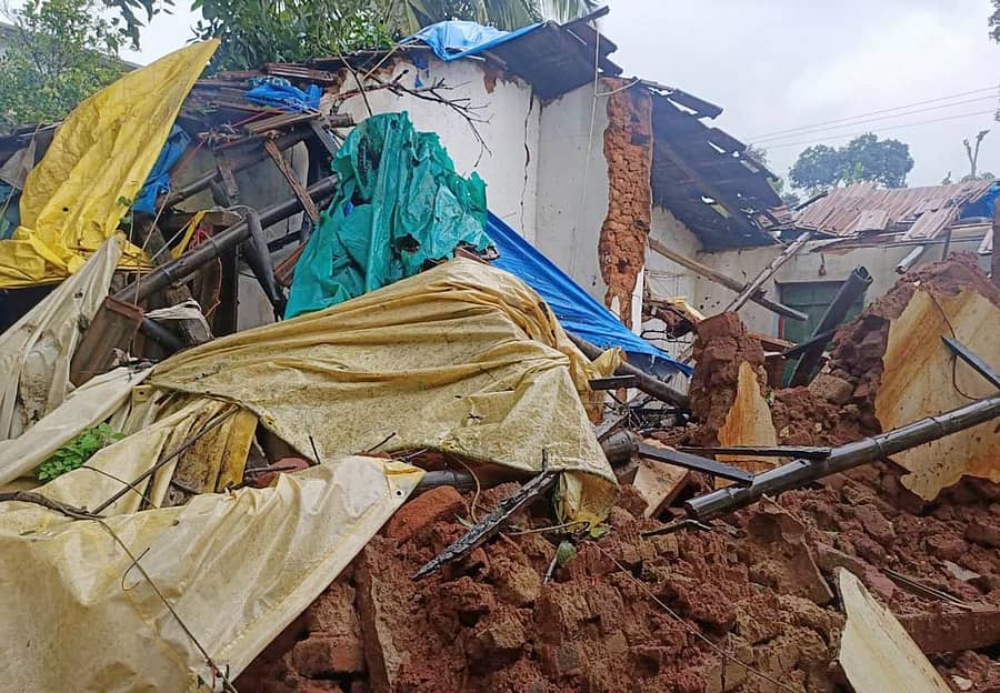 ಮೂಡಿಗೆರೆ ತಾಲ್ಲೂಕಿನ ಹೆಸ್ಗಲ್ ಗ್ರಾಮ ಪಂಚಾಯಿತಿ ವ್ಯಾಪ್ತಿಯ ಬಾಪುನಗರದ ರಂಗಮ್ಮ ಎಂಬುವವರ ಮನೆಯು ಮಳೆಗೆ ಸಿಲುಕಿ ಕುಸಿದಿದೆ.