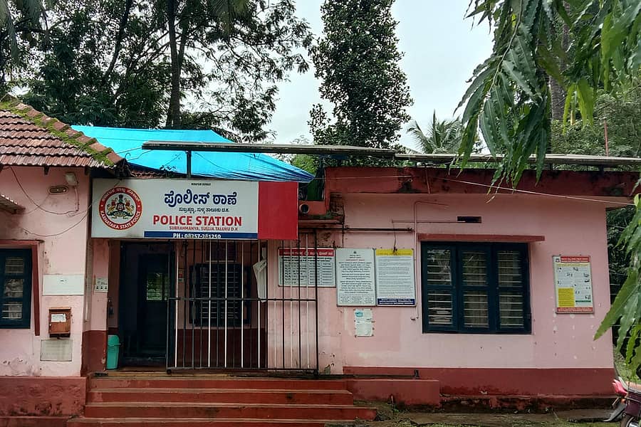 ಸುಬ್ರಹ್ಮಣ್ಯ ಪೋಲಿಸ್ ಠಾಣೆಯ ಚಾವಣಿಗೆ ಪ್ಲಾಸ್ಟಿಕ್ ಟಾರ್ಪಾಲ್ ಹೊದೆಸಲಾಗಿದೆ.