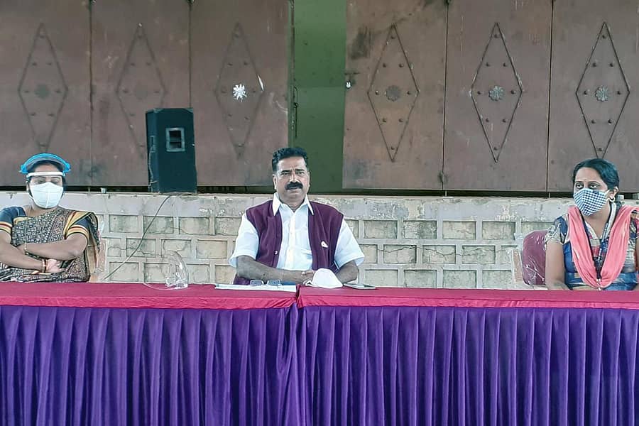 ಸಾಗರದಲ್ಲಿ ಕಟ್ಟಡ ಕಾರ್ಮಿಕರಿಗೆ ಆಹಾರದ ಕಿಟ್ ವಿತರಿಸುವ ಸಂಬಂಧ ಶಾಸಕ ಎಚ್.ಹಾಲಪ್ಪ ಹರತಾಳು ಅವರು ಶನಿವಾರ ಕಾರ್ಮಿಕ ಇಲಾಖೆಯ ಅಧಿಕಾರಿಗಳೊಂದಿಗೆ ಸಭೆ ನಡೆಸಿದರು.