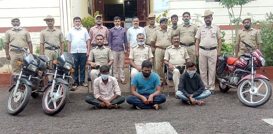 ತೇರದಾಳ ಪೊಲೀಸರು ಬಂಧಿಸಿರುವ ಬೈಕ್ ಕಳವು ಪ್ರಕರಣದ ಆರೋಪಿಗಳು. ಬನಹಟ್ಟಿ ಸರ್ಕಲ್‌ ಇನ್‌ಸ್ಪೆಕ್ಟರ್‌  ಜೆ.ಕರುಣೇಶಗೌಡ, ತೇರದಾಳ ಪಿಎಸ್‌ಐ ವಿಜಯ ಕಾಂಬಳೆ ಇದ್ದಾರೆ