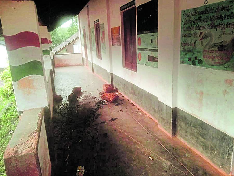 ಕೊಯಿಲ ಶಾಲಾ ಜಗಲಿಯಲ್ಲಿ ಮಾಂಸದೂಟ ತಯಾರಿಸುವ ಸಲುವಾಗಿ ಒಲೆ ಹಾಕಿರುವುದು.