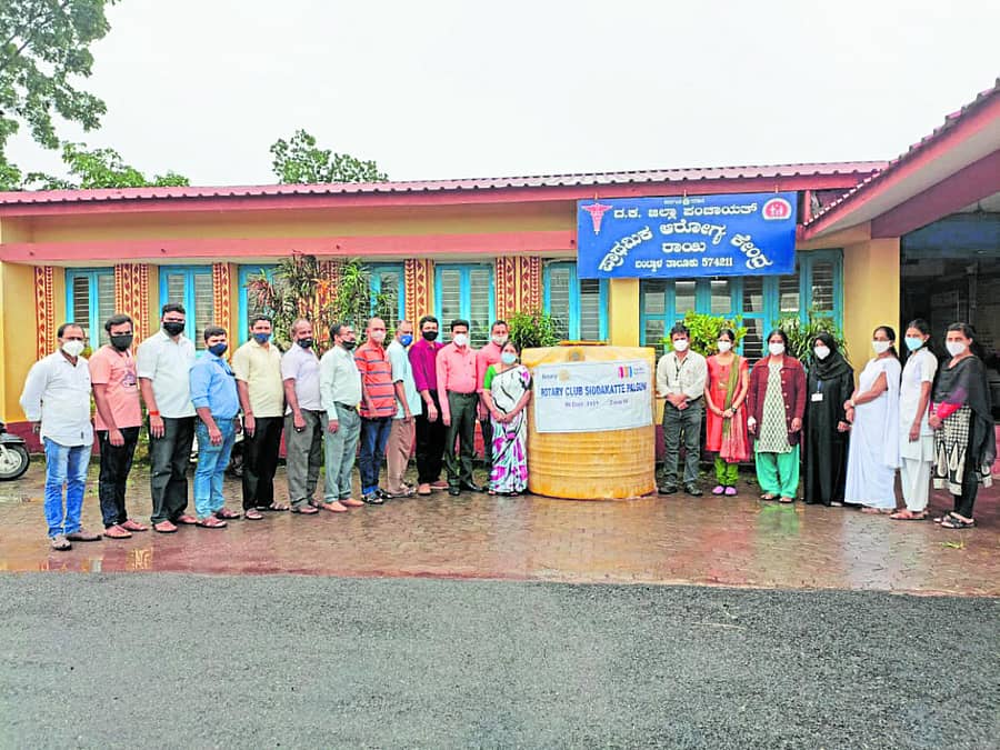 ಬಂಟ್ವಾಳ ತಾಲ್ಲೂಕಿನ ರಾಯಿ ಸರ್ಕಾರಿ ಪ್ರಾಥಮಿಕ ಆರೋಗ್ಯ ಕೇಂದ್ರಕ್ಕೆ ಸಿದ್ಧಕಟ್ಟೆ ಸಹಕಾರಿ ವ್ಯಾವಸಾಯಿಕ ಸಂಘ ಮತ್ತು ಫಲ್ಗುಣಿ ರೋಟರಿ ಕ್ಲಬ್ ವತಿಯಿಂದ ಕುಡಿಯುವ ನೀರಿನ ಸಿಂಟೆಕ್ಸ್ ಟ್ಯಾಂಕ್ ಅನ್ನು ನೀಡಲಾಯಿತು.
