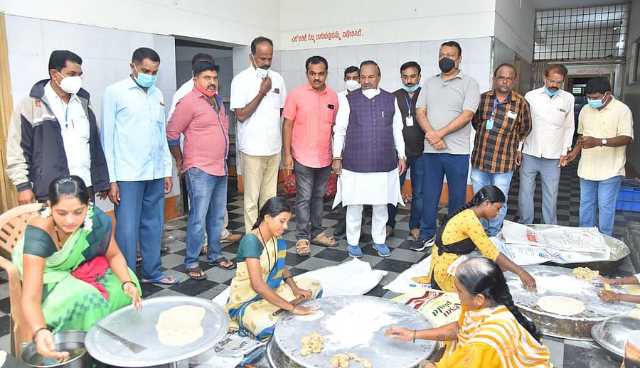 ದಾವಣಗೆರೆ ಹದಡಿ ರಸ್ತೆಯಲ್ಲಿರುವ ಶಾಮನೂರು ಶಿವಶಂಕರಪ್ಪ ಪಾರ್ವತಮ್ಮ ಸಭಾಭವನದಲ್ಲಿ ತರಳಬಾಳು ಸೇವಾ ಸಮಿತಿ ಹಾಗೂ ಶಿವಸೈನ್ಯ ಯುವಕ ಸಂಘದ ಸದಸ್ಯರು ತಯಾರಿಸುವ ಅಡುಗೆಯನ್ನು ಗ್ರಾಮೀಣಾಭಿವೃದ್ಧಿ ಮತ್ತು ಪಂಚಾಯತ್‌ರಾಜ್‌ ಸಚಿವ ಕೆ.ಎಸ್‌. ಈಶ್ವರಪ್ಪ ಶನಿವಾರ ವೀಕ್ಷಿಸಿದರು.