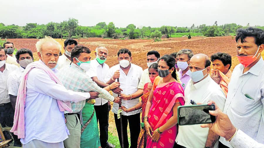 ಗುಡಿಬಂಡೆ ತಾಲ್ಲೂಕಿನ ಗುಮ್ಮರೆಡ್ಡಿಹಳ್ಳಿ ಹಾಗೂ ತಿರುಮಣಿ ಗ್ರಾಮದ ರಸ್ತೆ ಕಾಮಗಾರಿಗೆ ಶಾಸಕ ಎಸ್.ಎನ್.ಸುಬ್ಬಾರೆಡ್ಡಿ ಭೂಮಿ ಪೂಜೆ ನೆರವೇರಿಸಿದರು