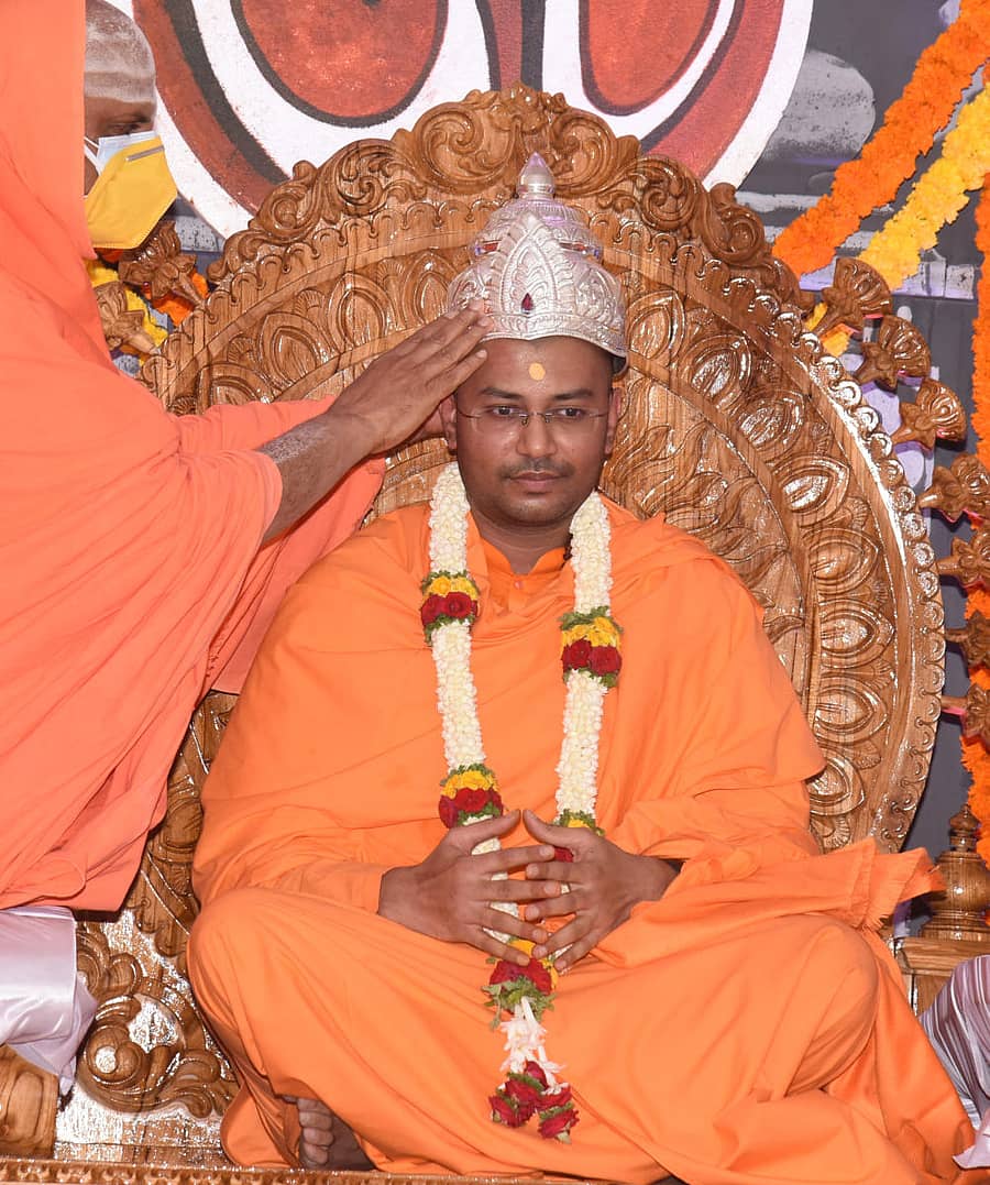 ವಾಸವಿ ಪೀಠದ ಗುರುಗಳಾಗಿ ಸಚ್ಚಿದಾನಂದ ಸರಸ್ವತಿ ಸ್ವಾಮೀಜಿ ಪೀಠಾರೋಹಣ ಮಾಡಿದರು – ಪ್ರಜಾವಾಣಿ ಚಿತ್ರ