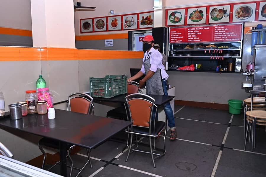 ಕಾರವಾರದ ಹೋಟೆಲೊಂದರ ಸಿಬ್ಬಂದಿ ಭಾನುವಾರ ಆಸನ ವ್ಯವಸ್ಥೆ ಸಿದ್ಧಪಡಿಸಿದರು