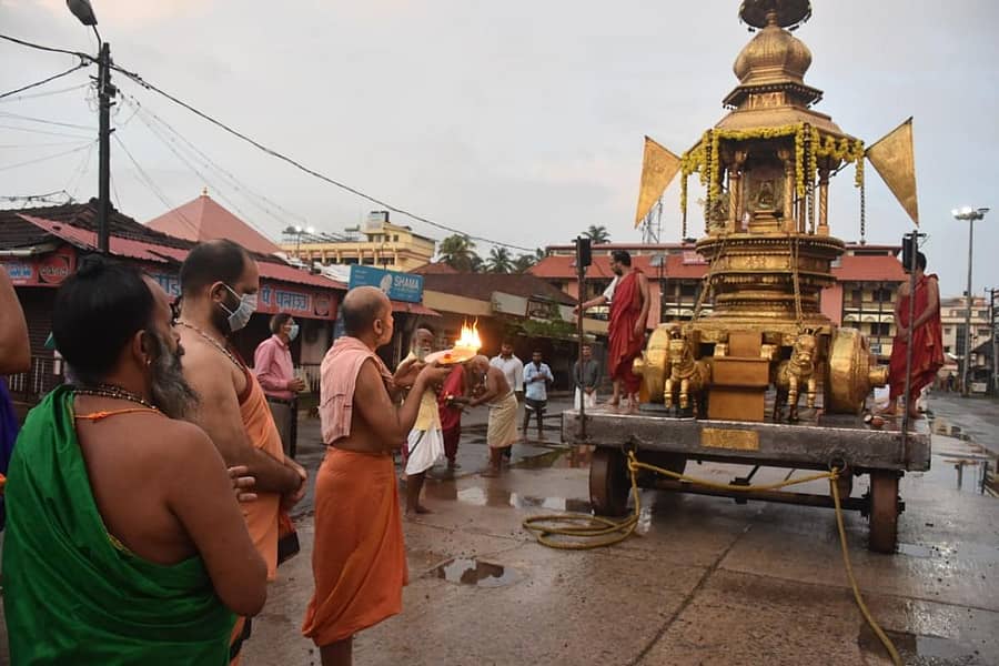 ಉಡುಪಿಯ ಕೃಷ್ಣಮಠದಲ್ಲಿ ಭಾನುವಾರ ಭಾಗೀರಥಿ ಜನ್ಮದಿನದ ಅಂಗವಾಗಿ ಶ್ರೀಕೃಷ್ಣ ಹಾಗೂ ಮುಖ್ಯಪ್ರಾಣ ದೇವರನ್ನು ಚಿನ್ನದ ರಥದಲ್ಲಿಟ್ಟು ರಥಬೀದಿಯಲ್ಲಿ ಪ್ರದಕ್ಷಿಣೆ ಹಾಕಿಸಲಾಯಿತು. ಈ ಸಂದರ್ಭ ಅದಮಾರು ಮಠದ ಈಶಪ್ರಿಯ ತೀರ್ಥ ಸ್ವಾಮೀಜಿ ದೇವರಿಗೆ ಮಂಗಳಾರತಿ ನೆರವೇರಿಸಿದರು.