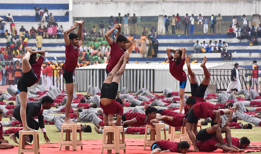ಬೆಂಗಳೂರಿನಲ್ಲಿ ಸಾರ್ವಜನಿಕ ಶಿಕ್ಷಣ ಇಲಾಖೆ ಆಯೋಜಿಸಿದ್ದ 62ನೇ ಕರ್ನಾಟಕ ರಾಜ್ಯೋತ್ಸವ ಕಾರ್ಯಕ್ರಮದಲ್ಲಿ ಸರ್ಕಾರಿ ಪ್ರೌಢಶಾಲೆ ಉತ್ತರಹಳ್ಳಿ ಮತ್ತು ಇತರ ಶಾಲೆಗಳ ವಿದ್ಯಾರ್ಥಿಗಳು ಯೋಗ ಪ್ರದರ್ಶನ ನೀಡಿದರು - ಪ್ರಜಾವಾಣಿ ಚಿತ್ರ–ಎಂ.ಎಸ್.ಮಂಜುನಾಥ್
