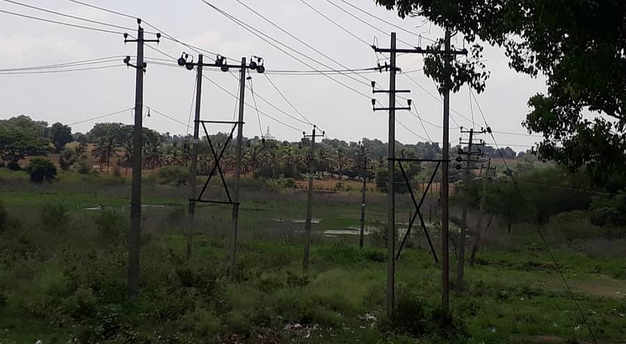 ಜಯಪುರ ಗ್ರಾಮದ ಕೆಗ್ಗೆರೆ ಕೆರೆಯ ಮಧ್ಯದಲ್ಲಿ 11 ಕೆ.ವಿ ವಿದ್ಯುತ್ ಮಾರ್ಗ ಸಾಗಿರುವುದು (ಎಡಚಿತ್ರ). ಹೊಸಕೆರೆ ಏರಿಯ ಮಧ್ಯದಲ್ಲಿ ತೂಬು ಬಿರುಕು ಬಿಟ್ಟಿರುವುದರಿಂದ ಕೆರೆಯ ನೀರು ಪೋಲಾಗುತ್ತಿದೆ