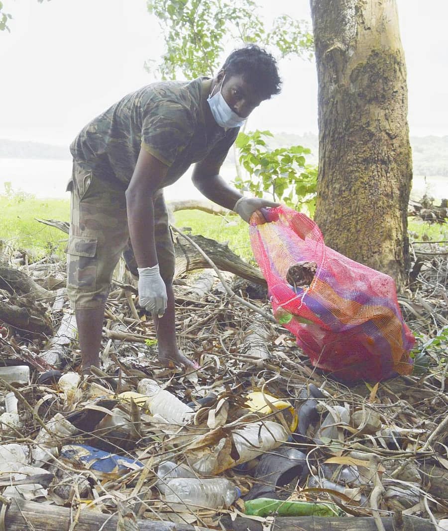 ಎಚ್.ಡಿ.ಕೋಟೆ ತಾಲ್ಲೂಕಿನ ಕಬಿನಿ ಹಿನ್ನೀರಿನಲ್ಲಿ ತ್ಯಾಜ್ಯ ಸಂಗ್ರಹಿಸುತ್ತಿರುವ ವನ್ಯಜೀವಿ ಪ್ರೇಮಿಗಳು (ಎಡಚಿತ್ರ). ಕಬಿನಿ ಹಿನ್ನೀರಿನಲ್ಲಿ ಸಂಗ್ರಹವಾಗಿರುವ ತ್ಯಾಜ್ಯ