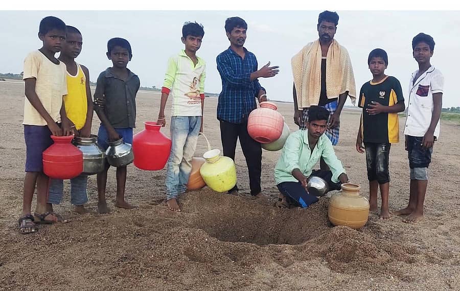 ಶಹಾಪುರ ತಾಲ್ಲೂಕಿನ ಗೌಡೂರ ಗ್ರಾಮದ ಜನತೆ ಕುಡಿಯುವ ನೀರನ್ನು ಕೃಷ್ಣಾ ನದಿಯಿಂದ ಒರತೆ ತೆಗೆದುಕೊಂಡು ಬರುತ್ತಿದ್ದಾರೆ