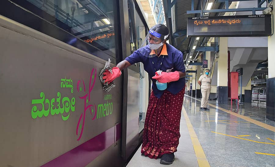ಬೆಂಗಳೂರಿನ ಬೈಯಪ್ಪನಹಳ್ಳಿ ಮೆಟ್ರೊ ನಿಲ್ದಾಣದಲ್ಲಿ ಸಿಬ್ಬಂದಿಯೊಬ್ಬರು ಭಾನುವಾರ ಮೆಟ್ರೊ ರೈಲಿನ ಬೋಗಿಯೊಂದನ್ನು -ಸ್ವಚ್ಛಗೊಳಿಸಿದರು ಪ್ರಜಾವಾಣಿ ಚಿತ್ರ/ ರಂಜು ಪಿ.