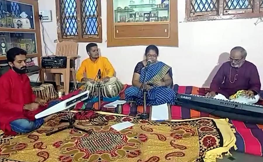 ಹನುಮಸಾಗರದ ನಿಸರ್ಗ ಸಂಗೀತ ಶಾಲೆಯಲ್ಲಿ ನಡೆದ ಭಾವಸಂಗಮ ಕಾರ್ಯಕ್ರಮದಲ್ಲಿ ಕಲಾವಿದೆ ಶ್ರೀದೇವಿ ಕೋಮಾರಿ ಭಾವಗೀತೆಗಳನ್ನು ಪ್ರಸ್ತುತಪಡಿಸಿದರು