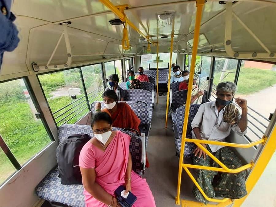 ಅಂಗವಿಕಲರು, ಹಿರಿಯ ನಾಗರಿಕರನ್ನು ಲಸಿಕಾ ಕೇಂದ್ರಕ್ಕೆ ಕರೆ ತರುತ್ತಿರುವುದು