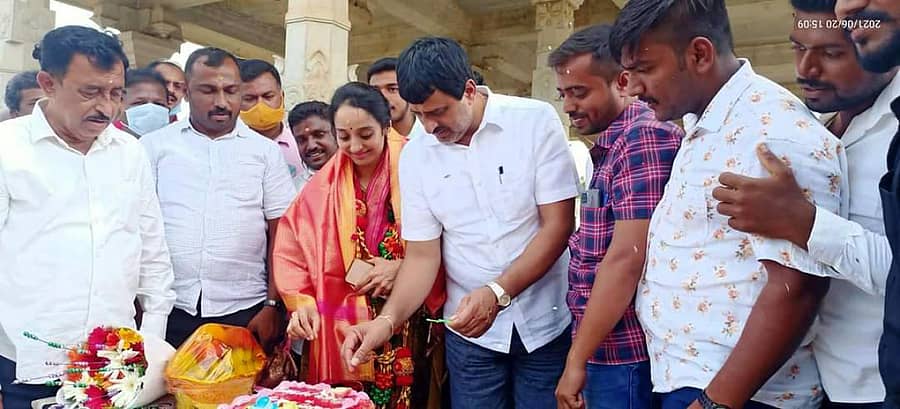 ಚನ್ನಪಟ್ಟಣದಲ್ಲಿ ನಡೆದ ಹುಟ್ಟುಹಬ್ಬ ಕಾರ್ಯಕ್ರಮದಲ್ಲಿ ಪತ್ನಿ ಶೀಲಾ ಅವರೊಂದಿಗೆ ಸಚಿವ ಸಿ.ಪಿ. ಯೋಗೇಶ್ವರ್