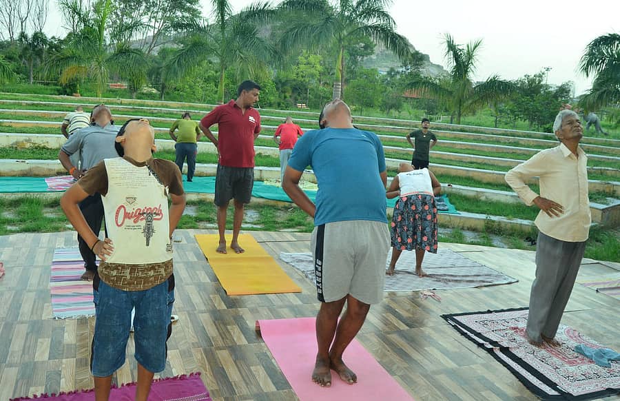 ಯಾದಗಿರಿ ಲುಂಬಿನಿ ವನದಲ್ಲಿ ಯೋಗ ಗುರು ಅನಿಲ್ ಗುರೂಜಿ ನೇತೃತ್ವದಲ್ಲಿ ಯೋಗ ತರಬೇತಿ ನೀಡಲಾಗುತ್ತಿದೆಪ್ರಜಾವಾಣಿ ಚಿತ್ರ: ರಾಜುಕುಮಾರ ನಳ್ಳಿಕರ