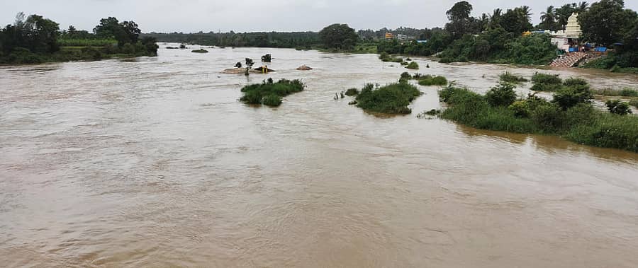ಕೊಡಗು ಜಿಲ್ಲೆಯಲ್ಲಿ ಉತ್ತಮ ಮಳೆ ಆಗುತ್ತಿರುವುದರಿಂದ ಹಾಸನ ಜಿಲ್ಲೆಯ ಕೊಣನೂರು ಸಮೀಪ ರಾಮನಾಥಪುರದಲ್ಲಿ ಕಾವೇರಿ ನದಿ ನೀರಿನ ಮಟ್ಟ ಹೆಚ್ಚಿರುವುದು