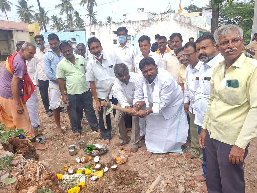 ಗಂಗಾವತಿ ತಾಲ್ಲೂಕಿನ ಚಿಕ್ಕಜಂತಕಲ್ ಗ್ರಾಮದಲ್ಲಿ ಪ್ರಾಥಮಿಕ ಕೃಷಿ ಪತ್ತಿನ ಸಹಕಾರ ಸಂಘದ ಕಟ್ಟಡ ನಿರ್ಮಾಣ ಕಾಮಗಾರಿಗೆ ಭೂಮಿಪೂಜೆ ನೆರವೇರಿಸಿದರು