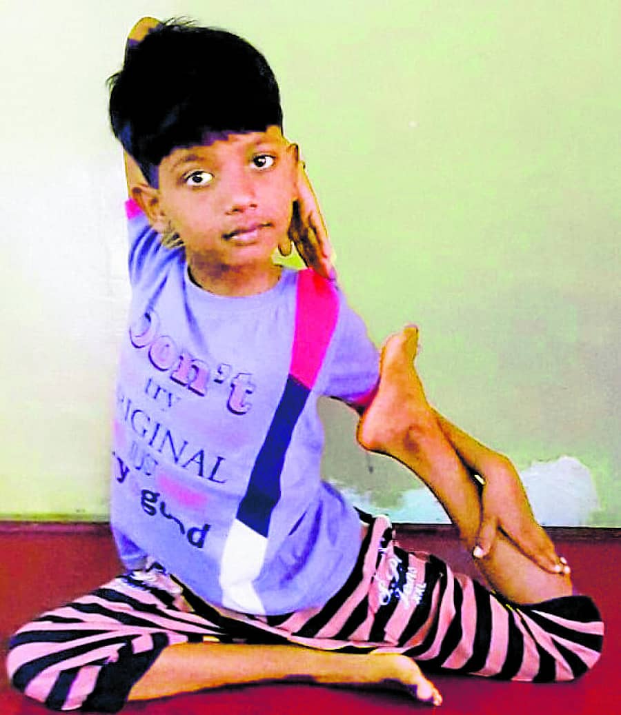 ಕಪೋತಾಸನ ಪ್ರದರ್ಶಿಸಿದ ಎಂ. ಅಭಿಷೇಕ್‌