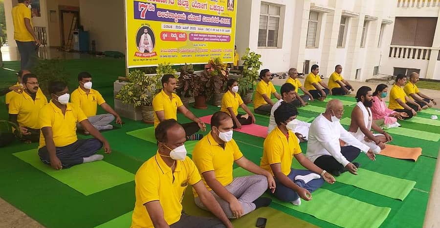 ದಾವಣಗೆರೆಯ ಜಿಎಂಐಟಿ ಆವರಣದಲ್ಲಿ ಸೋಮವಾರ ನಡೆದ ಯೋಗ ದಿನಾಚರಣೆಯಲ್ಲಿ ಸಂಸದ ಜಿ.ಎಂ.ಸಿದ್ದೇಶ್ವರ, ಜಿಲ್ಲಾಧಿಕಾರಿ ಮಹಾಂತೇಶ ಬೀಳಗಿ, ಜಿಲ್ಲಾ ಪೊಲೀಸ್ ವರಿಷ್ಠಾಧಿಕಾರಿ ಸಿ.ಬಿ.ರಿಷ್ಯಂತ್ ಅವರು ಪಾಲ್ಗೊಂಡಿದ್ದರು. 