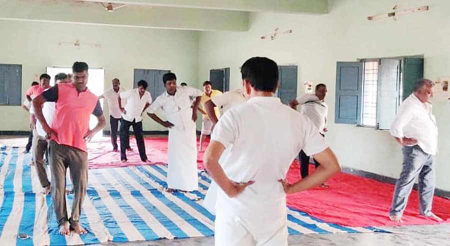 ಕನಕಗಿರಿಯ ಶ್ರಮಿಕರ ಭವನದಲ್ಲಿ ಸೋಮವಾರ ಅಂತರರಾಷ್ಟ್ರೀಯ ಯೋಗ ದಿನ ಆಚರಿಸಲಾಯಿತು